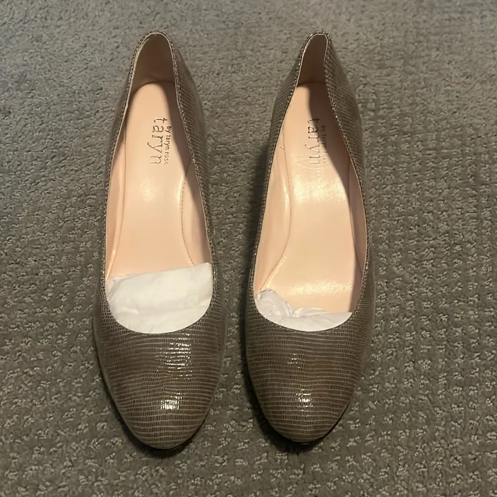 Wedge shoes heels. Perfect for the office or church. - Picture 6 of 6